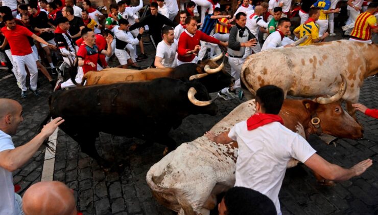 İnsanlar Kaçtı, Boğalar Kovaladı: İspanya’nın Ünlü Şenliği San Fermin Başladı