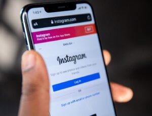 Instagram Çıkartma Seçeneklerine Whatsapp Seçeneği Geliyor