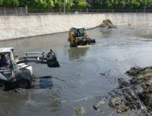 İskenderun’da Hbb Ekipleri Feyezan Kanalı’nda Temizlik Çalışması Yapıyor