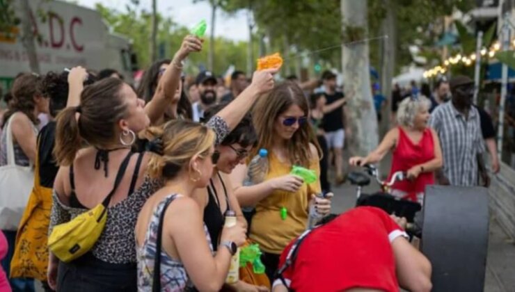 İspanya’da Turizm Karşıtı Protestocular, Barselona’da Turistlere Su Tabancalarıyla Saldırdı