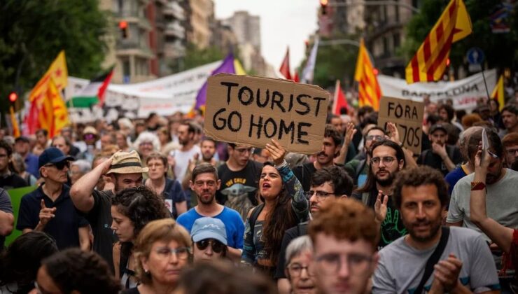 İspanya’nın Barcelona Kentinde ‘Turist İstemiyoruz’ Protestosu