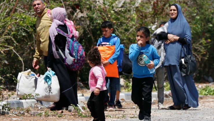 İsrail’in Han Yunus’ta Verdiği Tahliye Emriyle Gazzeli Aileler Bölgeyi Terk Ediyor