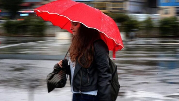 İstanbul Güne Sağanakla Uyandı, Akom Saat Güncelledi!