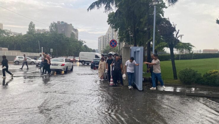 İstanbul’da Sağanak Yağış: Yollar Göle Döndü, Vatandaşlar Zor Anlar Yaşadı