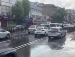 İstanbul’da Sağanak Yağış! Yollar Göle Döndü, Zor Anlar Yaşandı