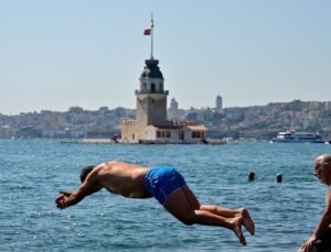 İstanbul’da Sıcak Havadan Bunalanlar Boğaz’ın Serin Sularında Serinledi