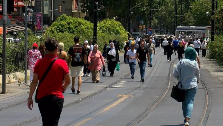 İstanbul’da Tramvay Arızalandı, Yolcular Raylarda Yürüdü