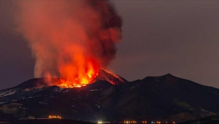 İtalya’da Etna Yanardağı Kül ve Lav Püskürtmeye Devam Ediyor