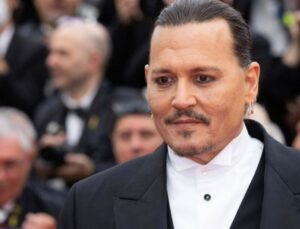 Johnny Depp Kendi Hayatından Esinlenen Sanat Yapıtlarını Tanıttı