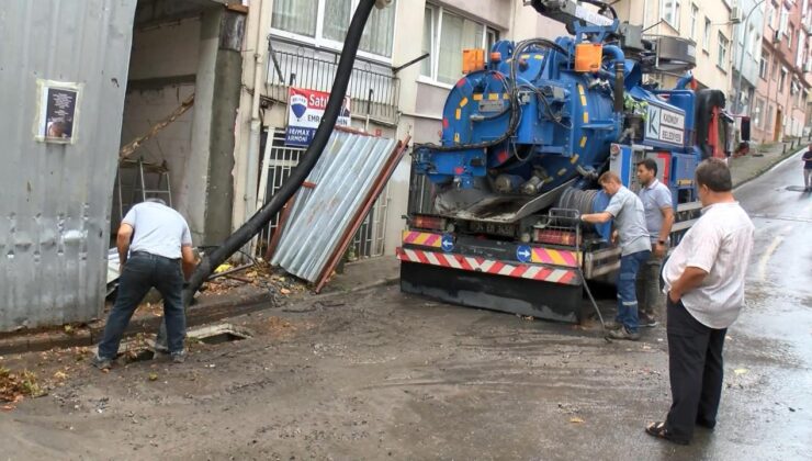 Kadıköy’de Sağanak Yağmur Nedeniyle Bazı Meskenleri Su Bastı