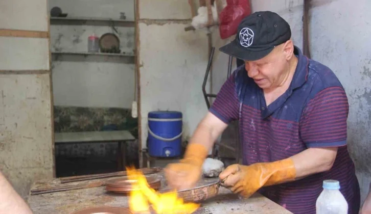 Kalay Ustasının 100 Dereceyi Aşan Sıcaklıkta Zorlu Mesaisi