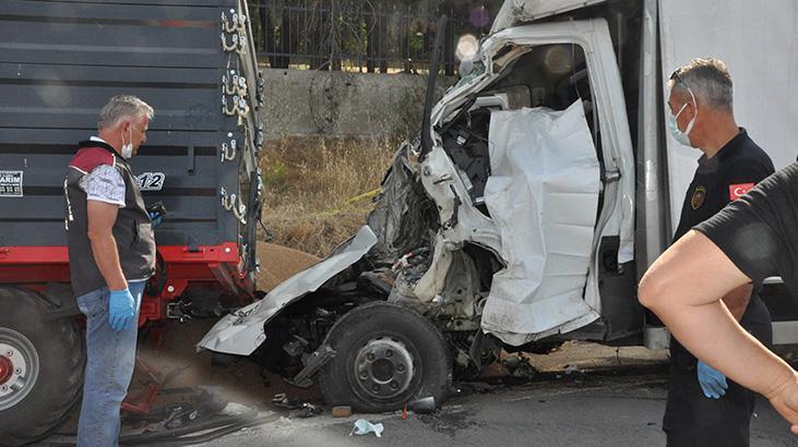 Kamyonet Buğday Yüklü Römorka Arkadan Çarptı: 3 Ölü