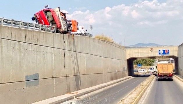 Kamyonet Demir Korkuluklara Asılı Kaldı