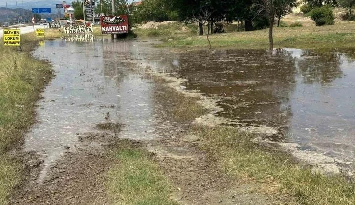 Karayolu Kenarındaki Menfez Fonksiyonunu Yitirince Yerler Suyla Doldu