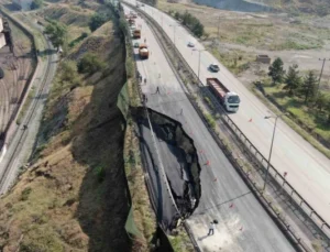 Karayolu Tamamen Çökünce Demir Yolu da Ulaşıma Kapandı