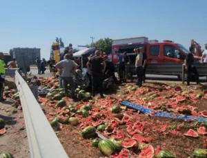 Karpuz Yüklü Kamyonet Refüje Çarptı: Ortalık Savaş Alanına  Döndü