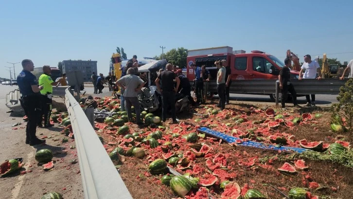 Karpuz Yüklü Kamyonet Refüje Çarptı: Ortalık Savaş Alanına  Döndü