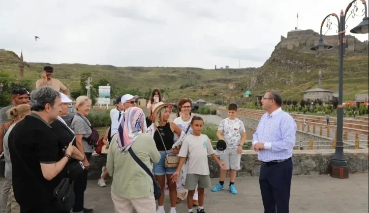 Kars Valisi Turistlere Rehberlik Yaptı