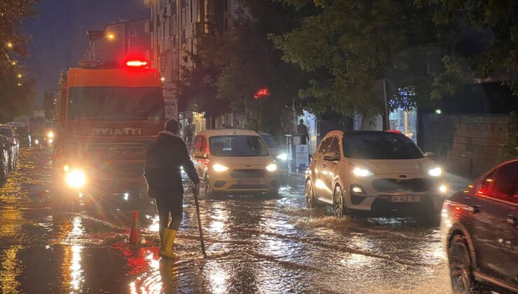 Kars’ta Caddeler Göle Döndü: Fırtınada Uçan Çatı 2 Otomobil ve 3 Traktöre Zarar Verdi