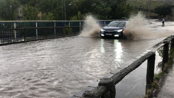 Kars’ta Fırtına ve Sağanak: Yollar Göle Döndü, Ağaç Devrildi