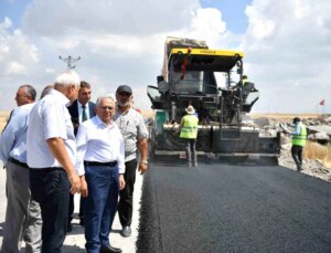 Kayseri Büyükşehir Belediyesi, Yamula Barajı’na Kıyısı Bulunan 10 Mahalle İçin Sıcak Asfalt Çalışması Başlattı