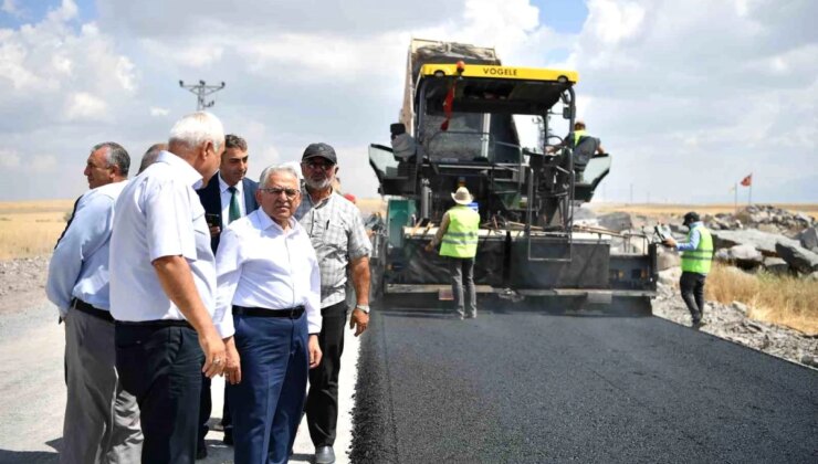 Kayseri Büyükşehir Belediyesi, Yamula Barajı’na Kıyısı Bulunan 10 Mahalle İçin Sıcak Asfalt Çalışması Başlattı