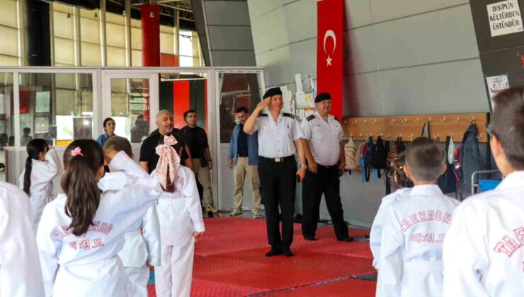 Kayseri İl Jandarma Komutanı Kocasinan Erva Jandarma Teakvando Spor Okulu’nu Ziyaret Etti