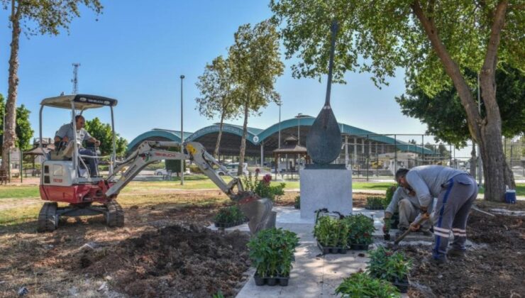 Kepez Belediyesi, Jambıl Jabayev Parkı’na Dombra Heykeli Dikti