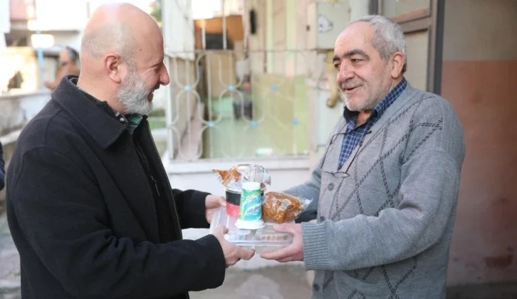 Kocasinan’da Gönüller Kazanılıyor, Evlere Her Gün 4 Çeşit Sıcak Yemek Gidiyor