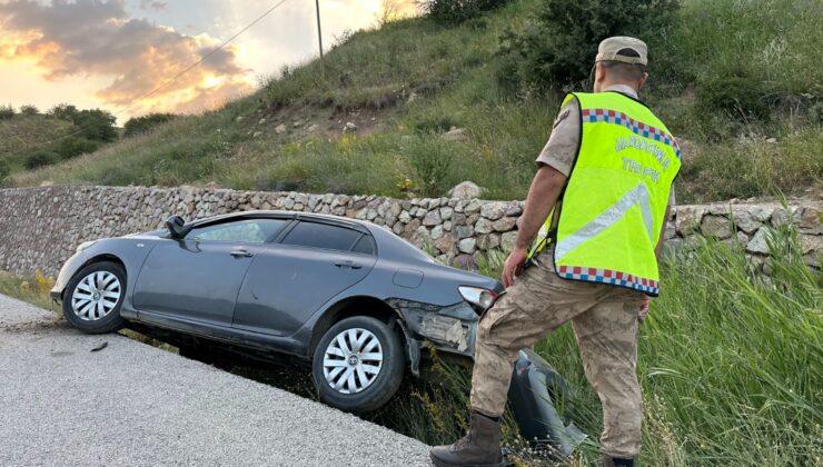 Kontrolden Çıkan Otomobil Şarampole Yuvarlandı: 4 Yaralı