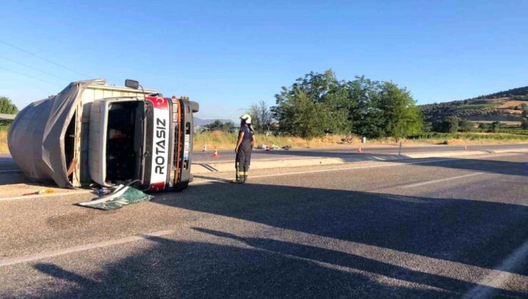 Manisa’da Kamyon Devrildi: 2 Yaralı