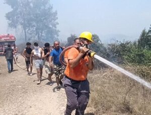 Mezarlıktaki Yangın Ormana Sıçradı, Mahalleli Alarma Geçti