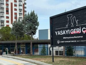 Mezitli Belediyesi’nden Sokak Hayvanları İçin Billboard