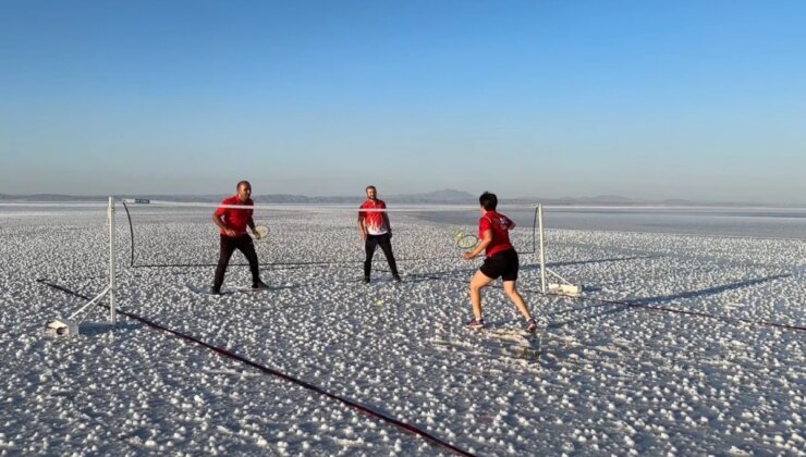 Milli Atlet Halime Yıldız, Tuz Gölü’nde Badminton Oynadı