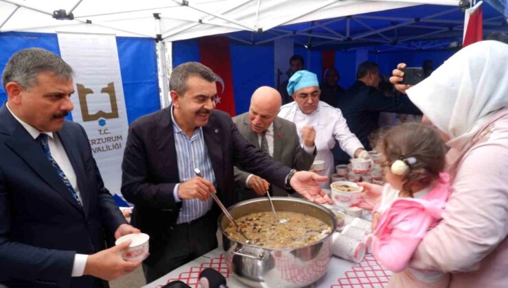 Milli Eğitim Bakanı Erzurum’da Vatandaşlara Aşure Dağıttı