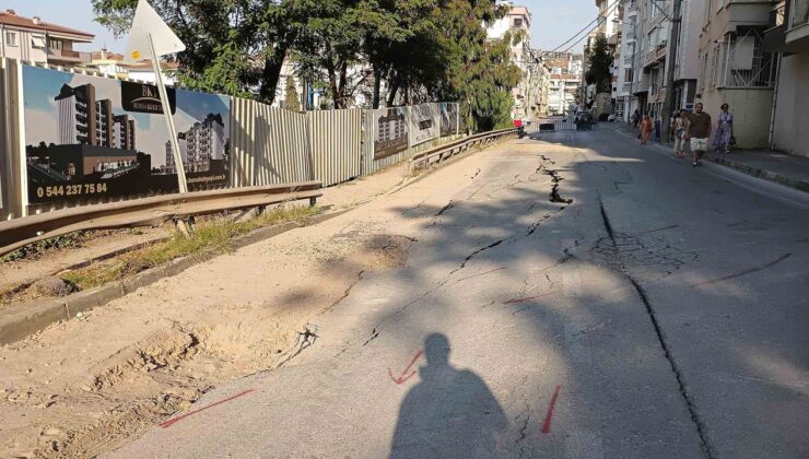 Mudanya İlçesinin En İşlek Caddesi Göçük Sebebiyle Trafiğe Kapatıldı