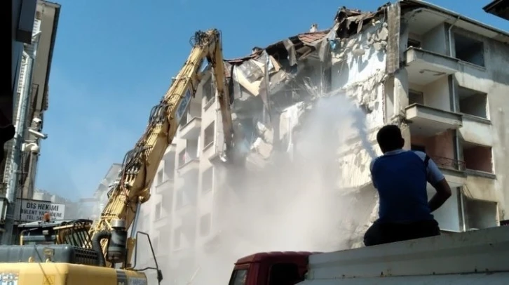 Mudanya’da Yıkılan Binalar Nedeniyle Trafik Denetimli Sağlanıyor