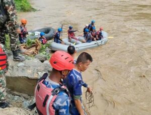 Nepal’de Heyelan Sonucu 65 Kişiyi Taşıyan 2 Otobüs Irmağa Kapıldı: Sadece Üç Kişi Yüzerek Kurtulmayı Başardı