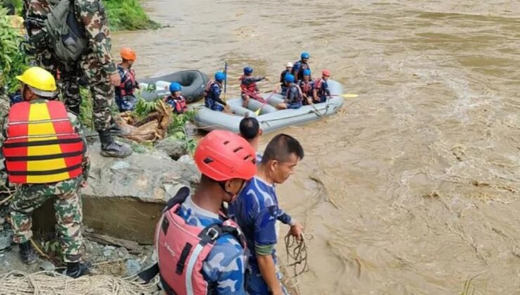 Nepal’de Heyelan Sonucu 65 Kişiyi Taşıyan 2 Otobüs Irmağa Kapıldı: Sadece Üç Kişi Yüzerek Kurtulmayı Başardı