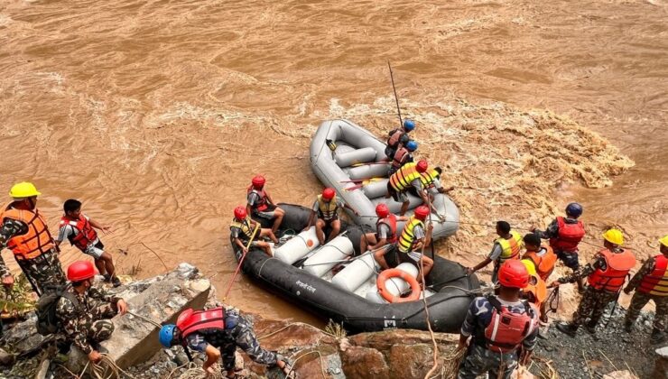 Nepal’de Otobüsler Irmağa Düştü: Yolcular Kayıp