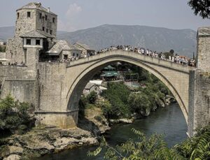 Neretva Nehri İncisi: Mostar Köprüsü