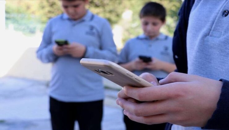 Öğrencilere Cep Telefonu ve Sosyal Medya Yasağı