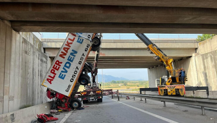 Osmaniye’de Bir Kamyon Köprüden Düştü