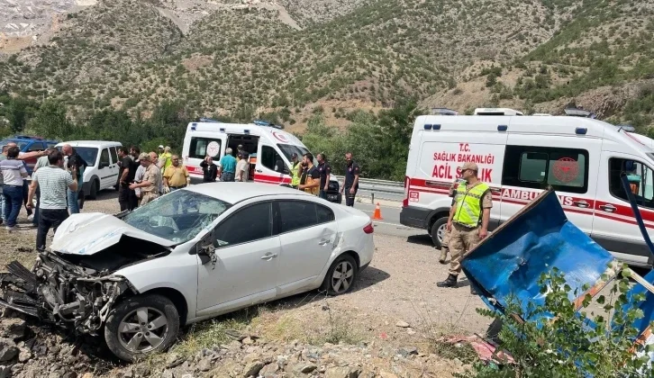 Otomobil Otobüs Durağına Daldı: 3 Yaralı