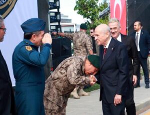 Özel Harekat Başkanı, Bahçeli’nin Elini Öptü