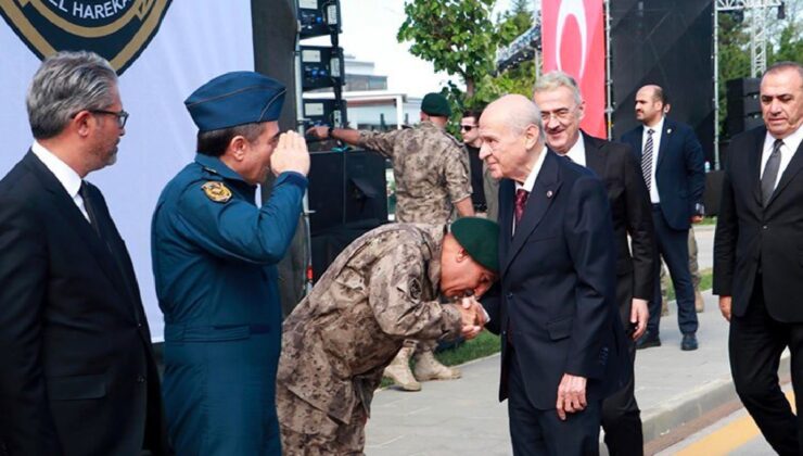 Özel Harekat Başkanı, Bahçeli’nin Elini Öptü