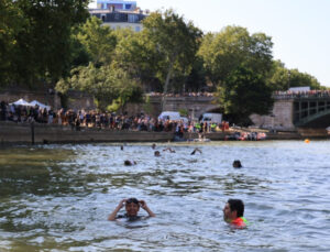 Paris Belediye Başkanı ‘Temiz’liğini Kanıtlamak İçin Seine’de Yüzdü