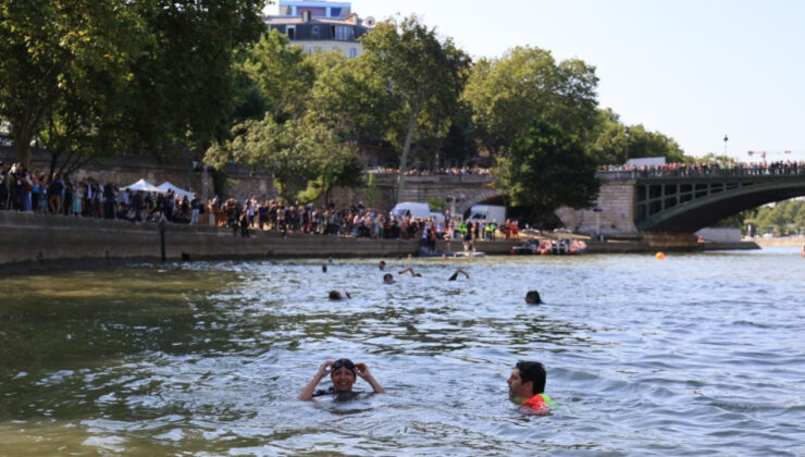 Paris Belediye Başkanı ‘Temiz’liğini Kanıtlamak İçin Seine’de Yüzdü