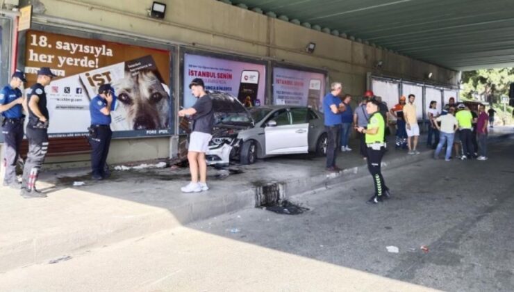 Pendik’te 4 Aracın Karıştığı Zincirleme Kazada Bir Araç Durağa Daldı: 1 Yaralı