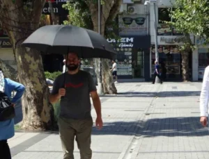 Pendik’te Sıcaktan Bunalan Vatandaşlardan Şemsiyeli ve Kartonlu Tedbir